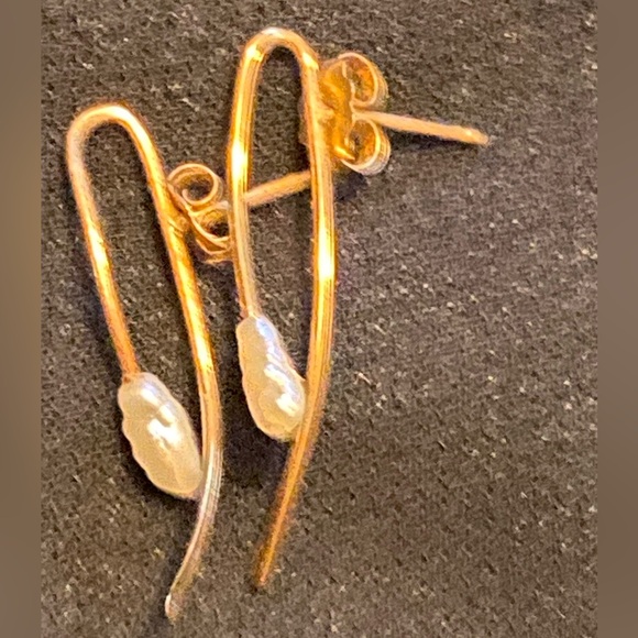 Elegant Gold and White Pearl Earring first picture enlarged to show detail - Picture 1 of 3